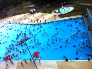 Bird's eye view of a Wave Country swimming pool